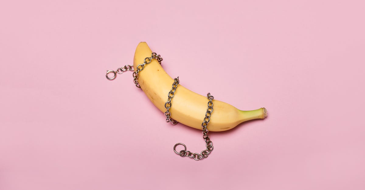 découvrez le bdsm : ses pratiques, ses codes, et la façon dont consentement, confiance et communication construisent des relations intimes et épanouies. une introduction respectueuse à cet univers complexe.
